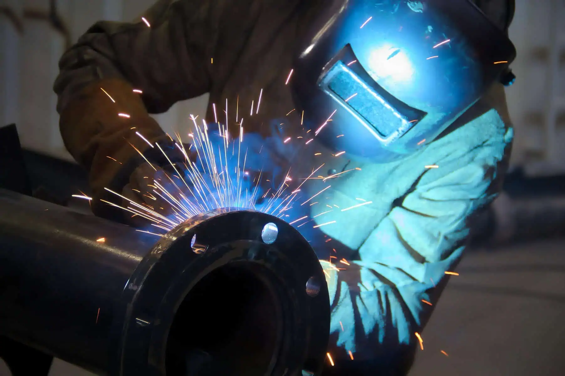Trace Moisture in Welding 4 men 3750381 1920
