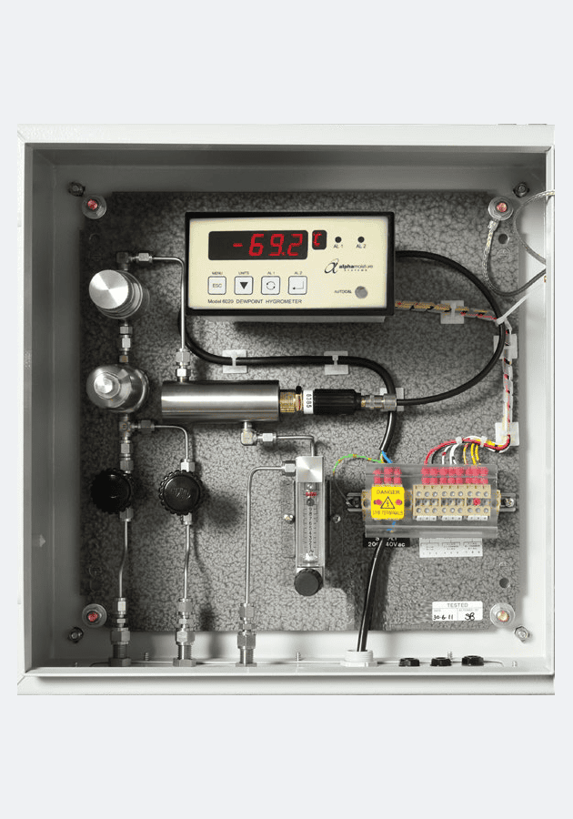 High-precision dew point hygrometer monitor.
